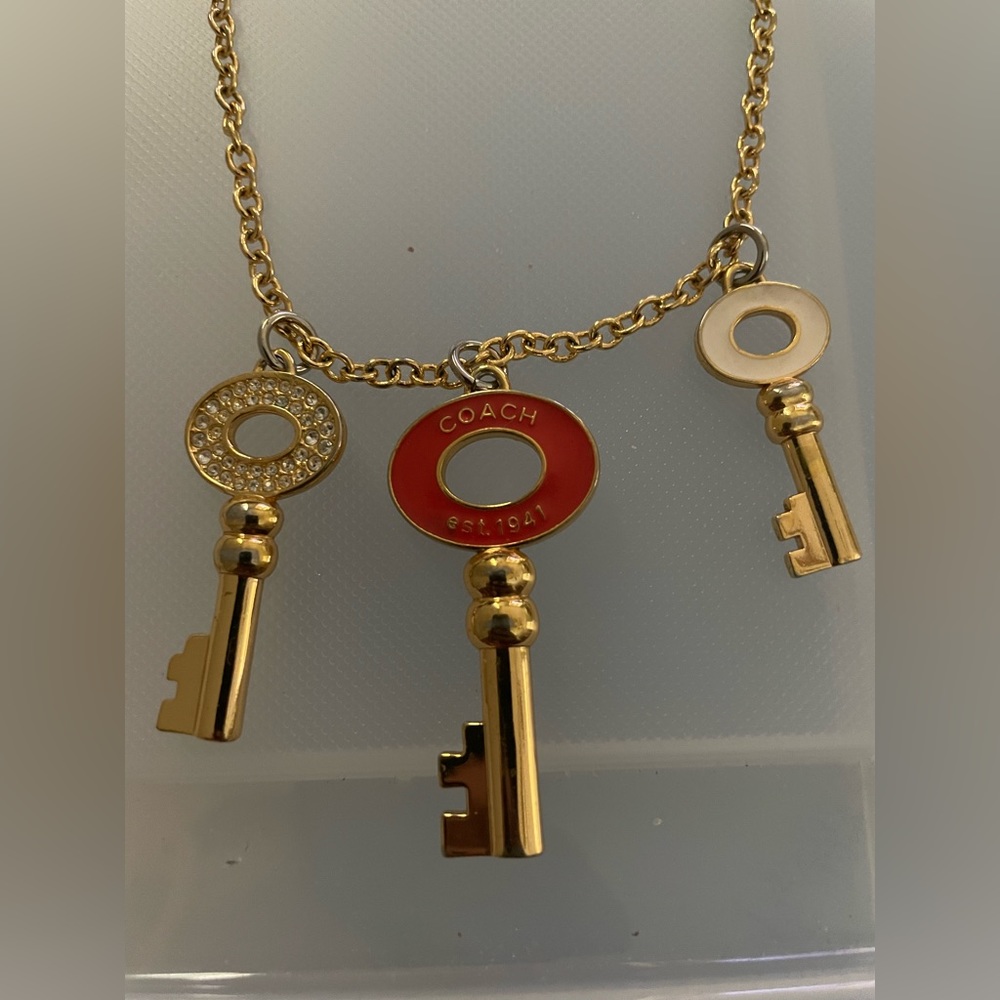 COACH SIGNATURE THREE KEY CHARM PENDANTS GOLDTONE 28” LONG NECKLACE CHAIN EUC - Picture 7 of 11